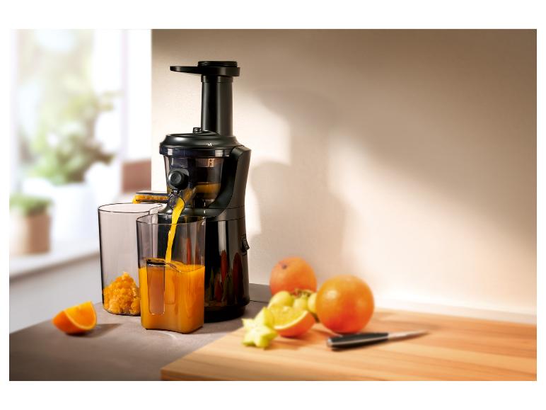 Presse-agrumes pressant des oranges.