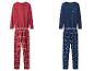 Deux ensembles de pyjamas en polaire, un rouge avec des motifs de flocons de neige, un bleu avec des motifs d'étoiles.