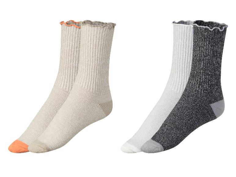 Deux paires de chaussettes, une paire gris clair avec des détails roses et une paire gris/blanc.