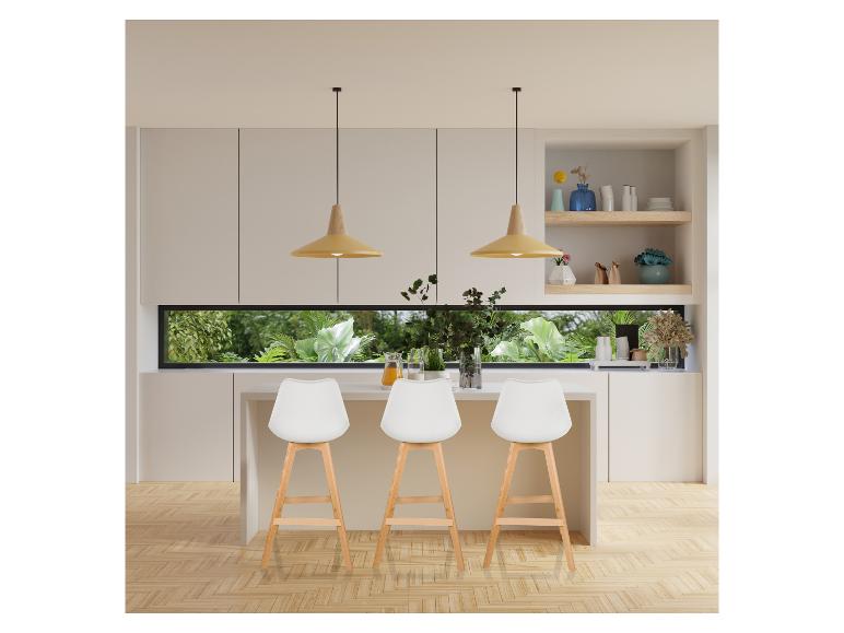 Cuisine moderne avec tabourets de bar blancs, parquet et longue fenêtre.