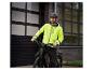 Un homme sur un vélo noir portant une veste jaune