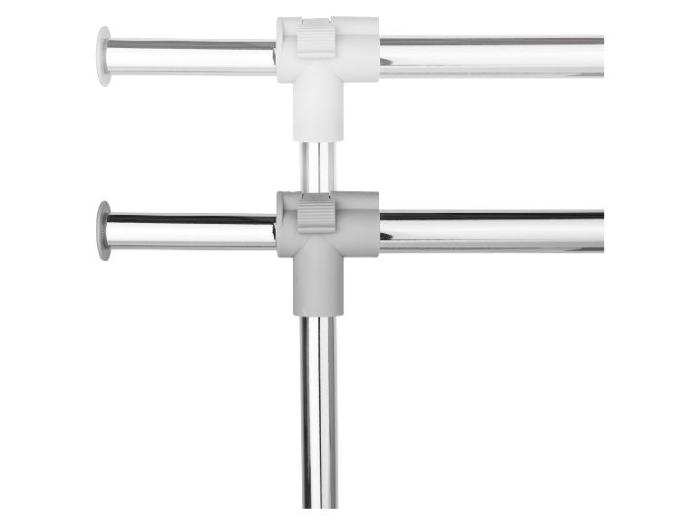 Deux portants réglables avec des barres chromées et des connecteurs en plastique