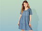 Une femme porte une robe en jean bleu.