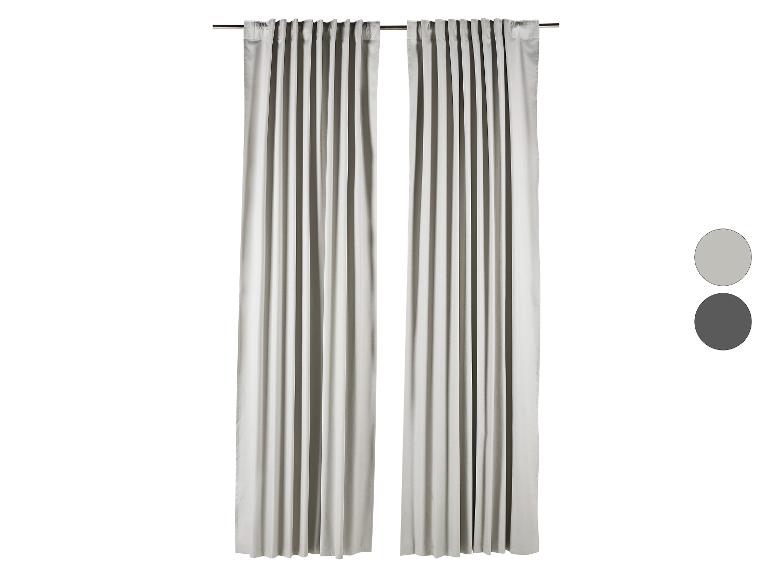 Deux rideaux gris clair suspendus à une tringle, avec des échantillons de couleur gris et gris foncé.