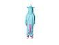 Un enfant porte une combinaison licorne bleue.