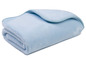 Une couverture en polaire bleu clair pliée.