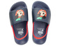 Des tongs bleues Mickey Mouse avec un bord rouge.
