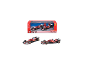 Deux voitures de course rouges miniatures, une en boîte, les deux autres hors boîte, échelle 1:43.