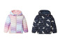 Deux vestes pour filles : une avec des couleurs arc-en-ciel et une avec un imprimé licorne.