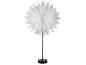 Lampadaire blanc en forme d'étoile en papier sur un pied noir