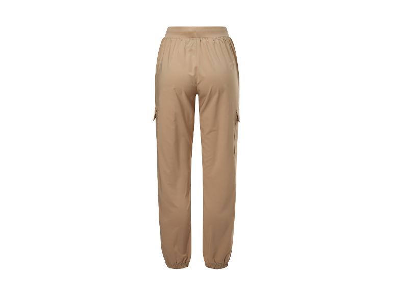 Pantalon cargo beige, coupe ample.
