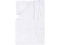 Couette blanche avec texture froncée et coin plié.