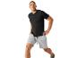T-shirt et shorts de sport : look athlétique.