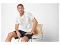 Polo en maille ajourée et shorts : mode masculine estivale.