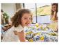 Enfants au petit-déjeuner au lit avec un linge de lit citron.