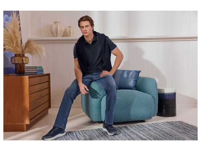 Pull en maille pour homme, jean et baskets.