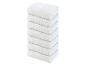 Une pile de serviettes blanches.