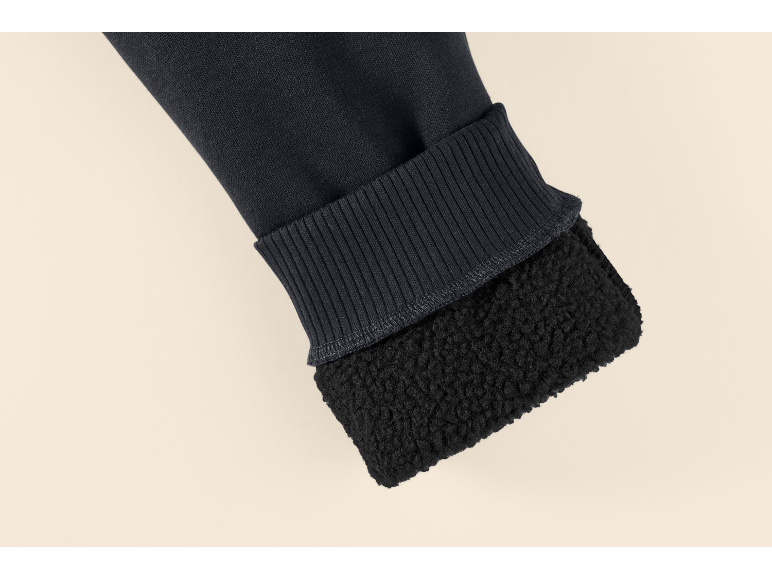 Gros plan d'un poignet de manche noir avec une doublure en polaire chaude