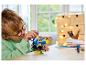 Enfant construisant un ensemble LEGO Sonic the Hedgehog bleu et jaune avec une figurine Tails.