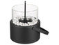 Un brasero noir avec un écran en verre et des pierres blanches.