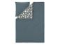 Parure de lit réversible avec housse de couette et taie d'oreiller à motif floral et gris.