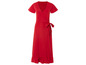 Une robe rouge à enrouler avec des manches courtes et un volant à l'ourlet.