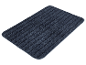 Tapis de bain bleu foncé à rayures.