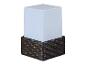 Une lampe blanche dans un panier en rotin brun foncé