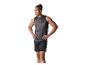 Homme en débardeur de sport gris et short noir, mains sur les hanches.