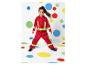 Un enfant en costume de pompier pose devant un fond de points colorés.