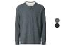 T-shirt Henley gris à manches longues pour homme en tissu gaufré avec boutons, disponible en deux teintes.