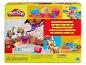 Ensemble Play-Doh Pretend Pet Play avec un enfant jouant au vétérinaire avec une figurine de chien et de la pâte à modeler colorée.