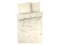 Parure de lit beige avec deux taies d'oreiller.