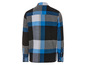 Une chemise à carreaux bleus et noirs à manches longues.