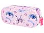 Trousse rose avec des personnages de dessins animés bleus et roses, des cœurs et du texte.