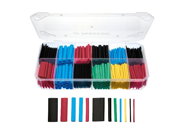 Kit de gaines thermorétractables multicolores dans une boîte de rangement transparente, avec des échantillons en dessous.