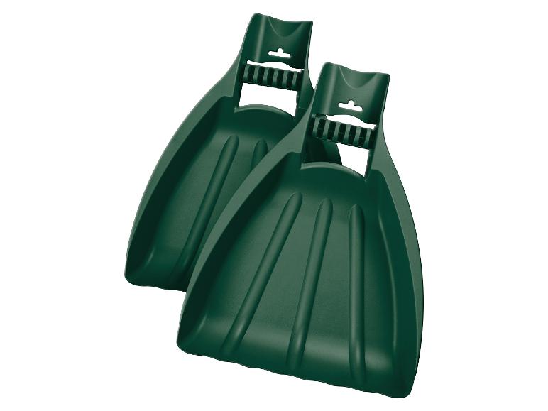 Deux pelles à feuilles vertes pour ramasser les feuilles et les déchets de jardin.