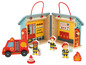 Une caserne de pompiers en bois avec un camion de pompiers, des pompiers et des accessoires.