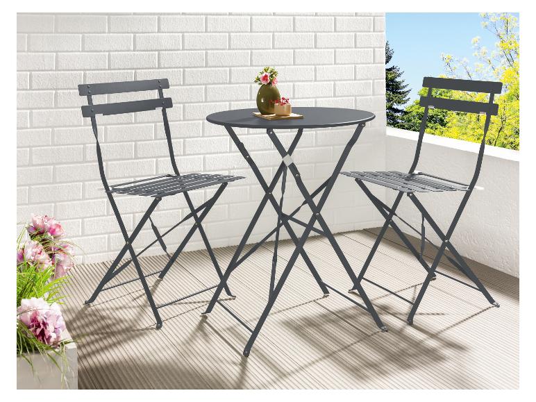 Une table de jardin ronde en métal avec deux chaises pliantes assorties.