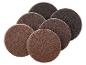 Plusieurs tampons abrasifs ronds marron et gris foncé sur fond blanc.