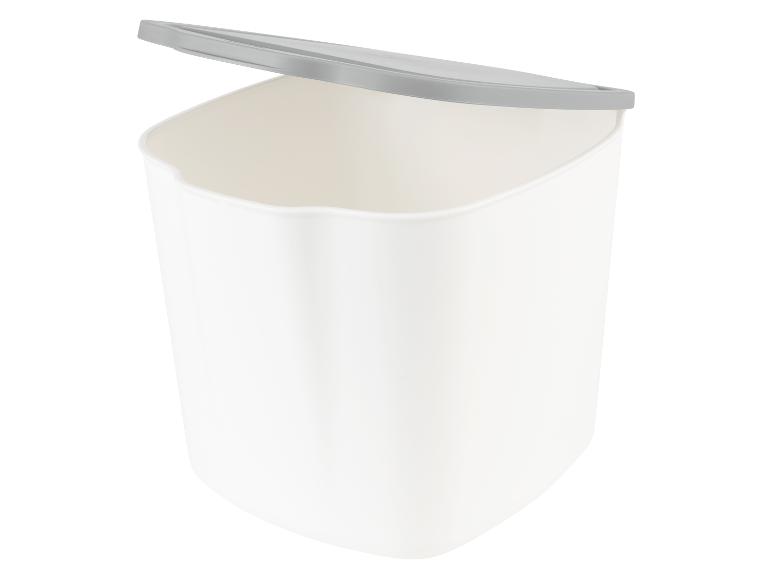 Une boîte de rangement en plastique blanche avec un couvercle gris.