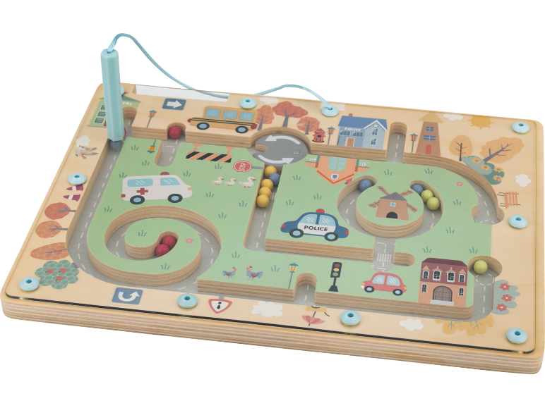 Labyrinthe magnétique en bois avec circuit routier, véhicules et paysage urbain.