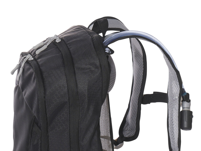 Un sac à dos noir avec un système d'hydratation intégré.