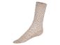 Une chaussette beige avec un motif géométrique blanc.