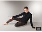 Femme en haut cache-cœur noir et leggings à motif léopard.