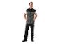 Un homme portant un gilet noir Parkside, un pantalon noir et des chaussures de travail.