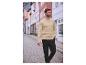 Un homme porte un pull beige et un pantalon cargo noir dans une ville.