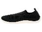 Chaussures de sport slip-on noires en maille avec semelle blanche.