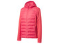 Une veste rose à capuche.