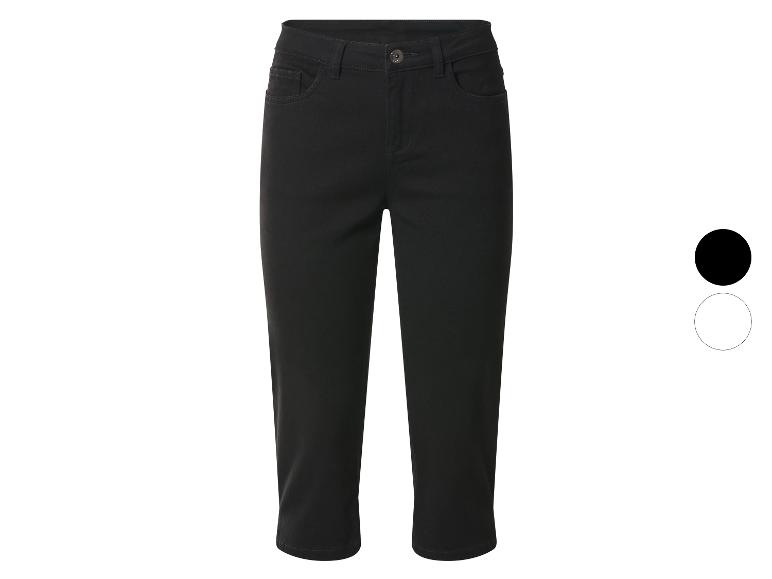 Pantalon capri noir pour femme avec poches et bouton.